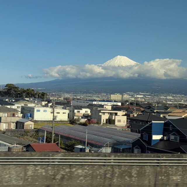 ／^o^＼ﾌｯｼﾞｯｻｰﾝ
あけましておめでとうござます。ことよろ。
叔母のところへ向かう途中の富士山
後ろの外国人観光客がワッザ〇ァックて騒ぎ出してワロタ