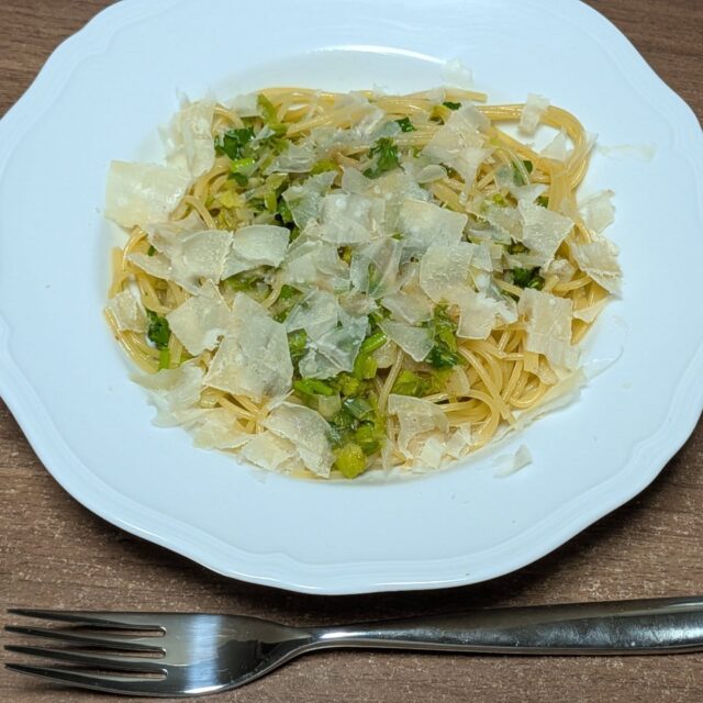 ふきのとうとパルミジャーノのスパゲッティ
ふきのとうのスパゲッティ
ふきのとうシリーズが一番好み(アクを取らないで苦みを効かすのが良い)
日曜の仕事前に寄った旬の駅でふきのとうを見つけて衝動買い
今日は早く帰りたかったが、22時を軽く回るのであった。。。