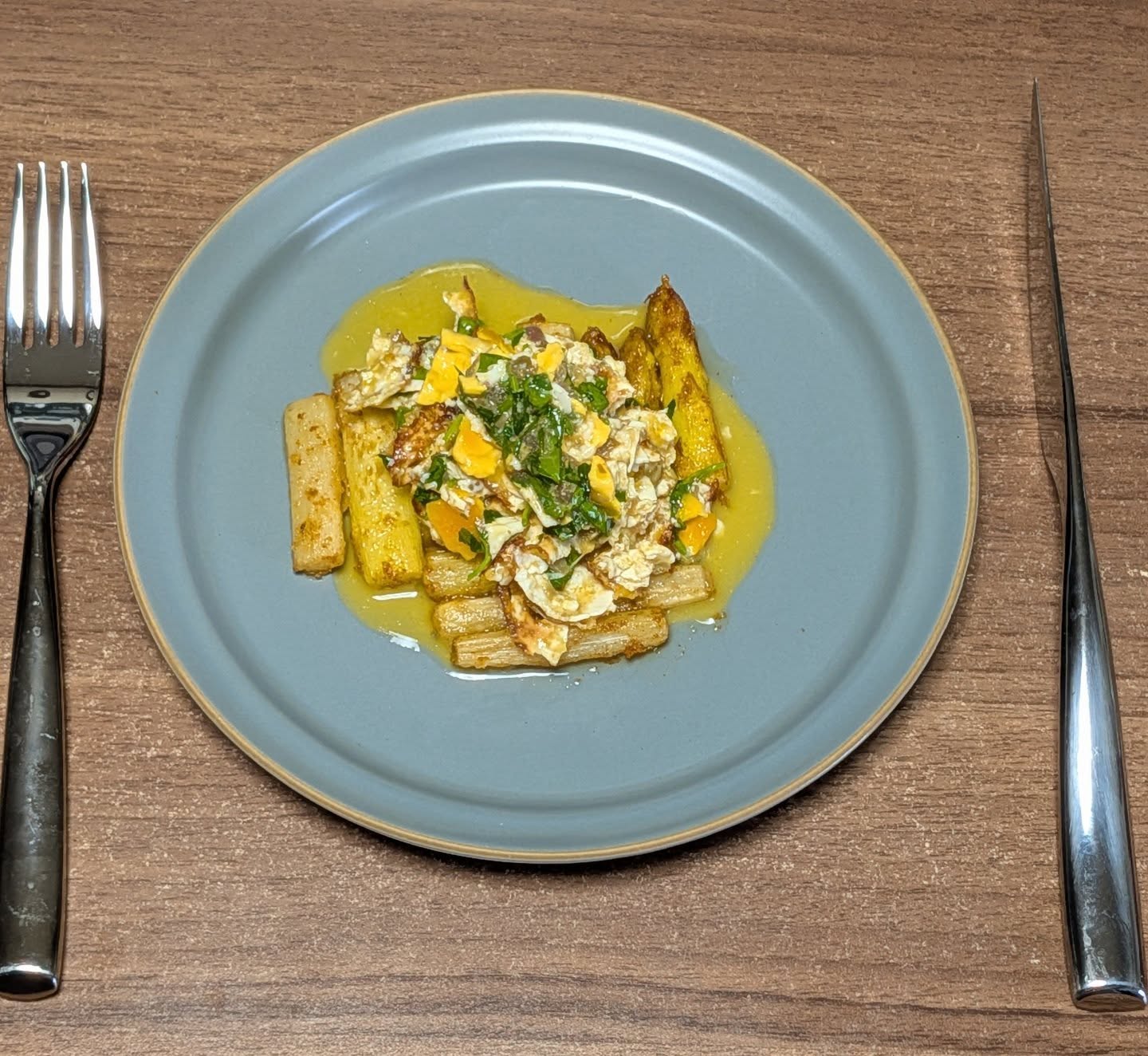 ホワイトアスパラガスのムニャイヤ

とても美味しい。ソース美味すぎ。
やっと一呼吸。あと料理できて満足。では、深海に戻ります。