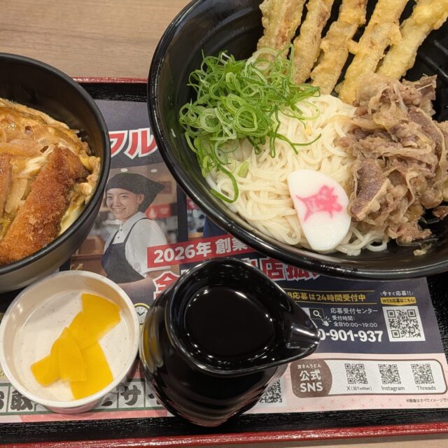 資さんうどんが近くにできたので朝食べに行きました。
いやー、とっても懐かしいですね。おでんもごぼ天もエイジが好きだったカツ丼も、懐か・・・しい。

慧眼の同級生諸氏は気付かれたことでしょう。
何これ？と。
そう、私は注文を間違えたのです。資さんうどんに細麺があるとは思いもしませんでした。注文タブレットで懐かしのぶっかけうどんが出てこなくてあっちこっち探してやっと見つけて頼んだら違いました。。。
でも、私が頼みたかった｢冷かしわごぼ天ぶっかけうどん」は次へを8回押さないと出てこないという。。。ぶっかけうどん冷遇時代。

と言うわけで、こうなりました。
冷↔️冷　⭕️
かしわ↔️肉　❌️
ごぼ天↔️ごぼ天　⭕️
ぶっかけうどん↔️ぶっかけうどん細麵　❌️
つゆ↔️めんつゆ　❌️
つぼ漬け↔️つぼ漬け　⭕️
おでん↔️おでん　⭕️
カツ丼↔️カツ丼　⭕️

つゆの味も違うし、ほぼ初めての味わいだった。
ごぼ天は懐かしかった。朝8時に開いてあるから、リベンジの機会もあるだろう。対ありでした。