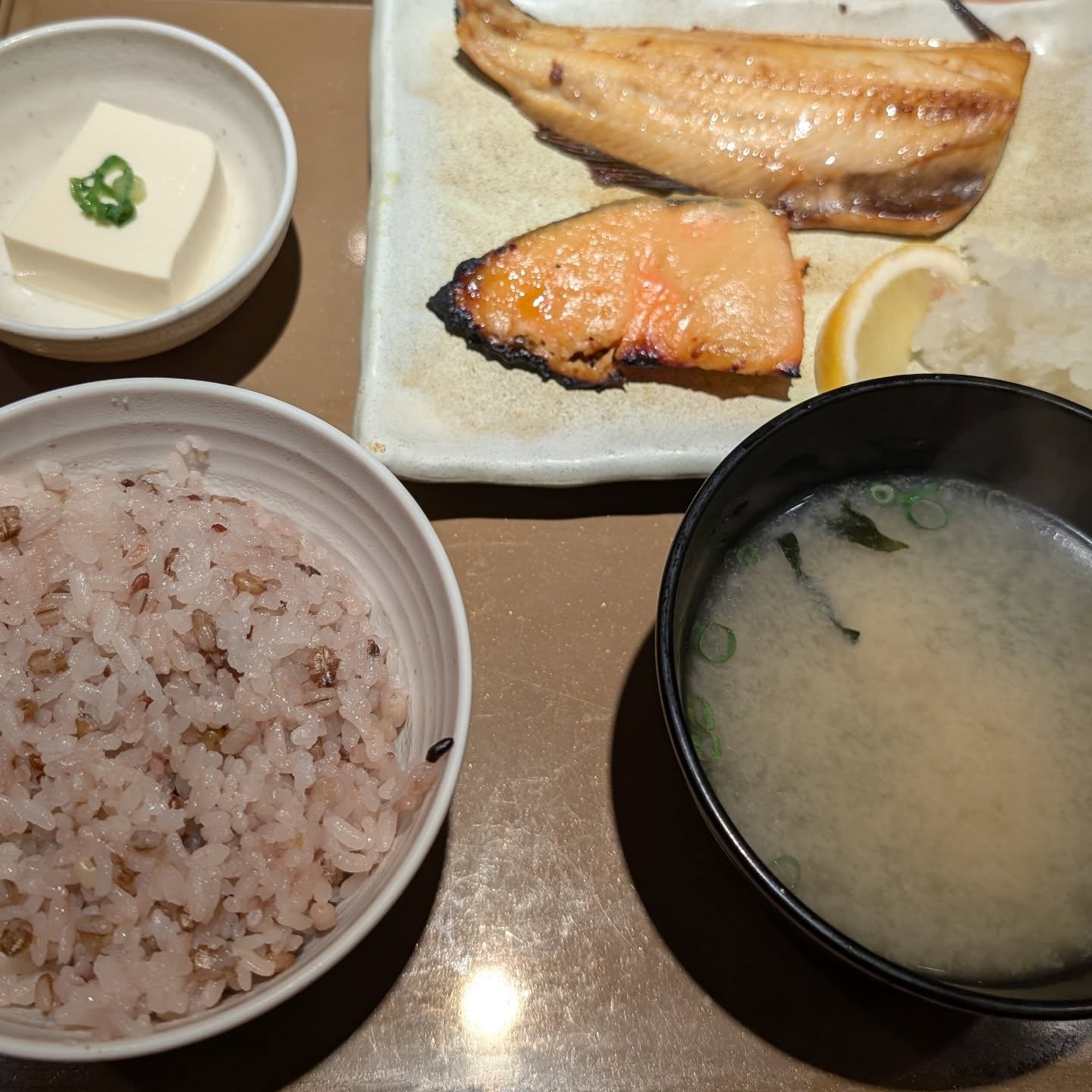 銀鮭の西京焼きとしまほっけ定食　やよい軒

ご飯がすごくまずくなっていて驚愕した。ご飯食べ放題のところはキツいんやろうな。備蓄米なのかな？お米の米ぬか漬けって感じだった。