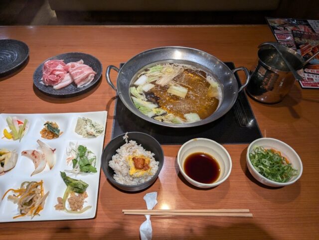 三元豚しゃぶと牛もつ鍋　旬菜ビュッフェ／露菴

総菜食べるならやっぱり露菴！おもむろに牛もつと味噌を入れてもつ鍋にできるのも良い。僕が一回で全品食べきれないレベル
ぜひ