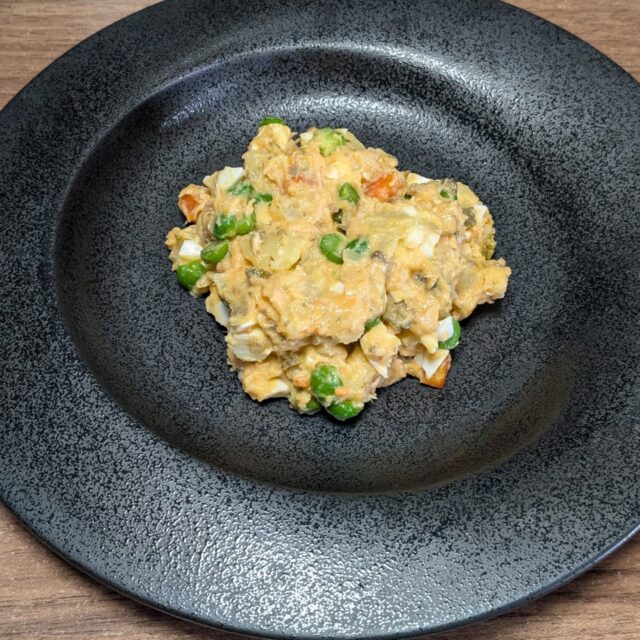 インサラータ・ルッサ（ポテサラ）

と余った野菜で作ったラタトゥイユ、普通ポテサラなど
うまい！ケイパーが効いていて良かった！