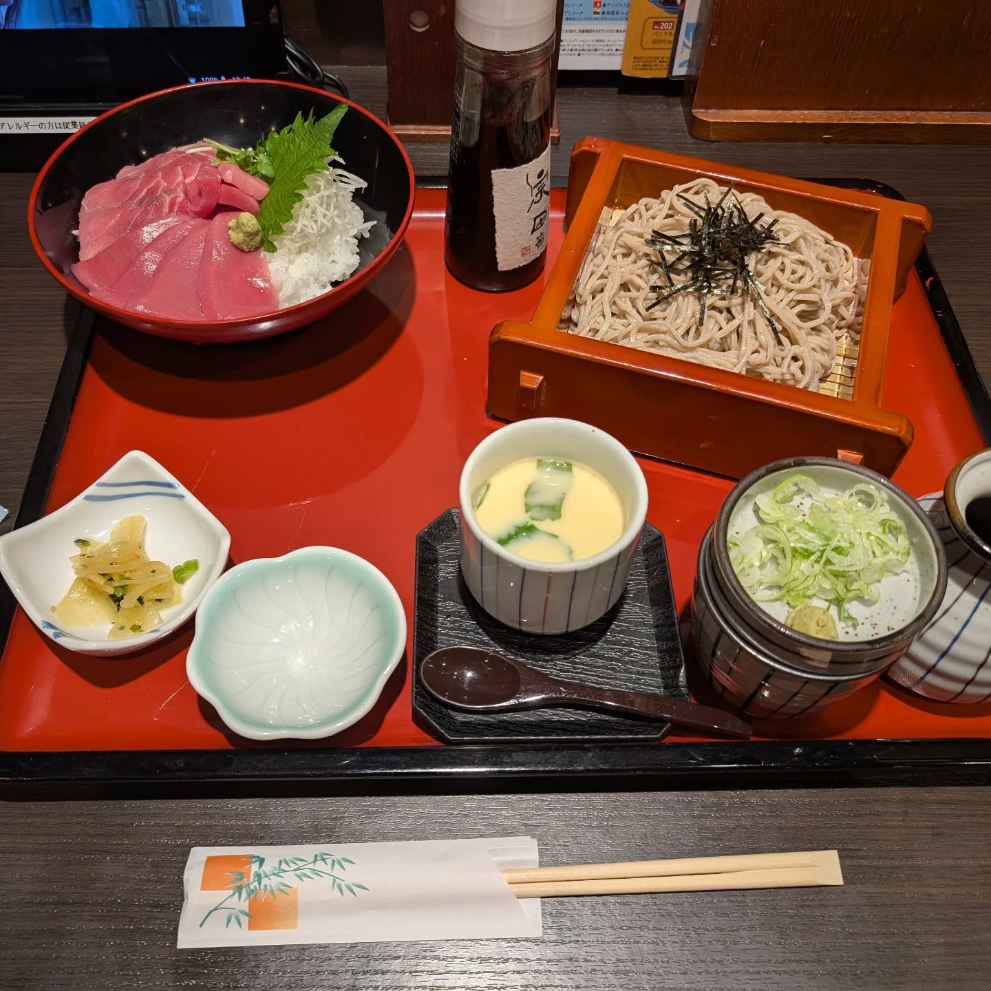 中とろと赤身の二色丼と麺／和食麺処サガミ

うまい！明日の健康診断に備えるのだ。。。（無駄だけど）
天ぷらはやめといた